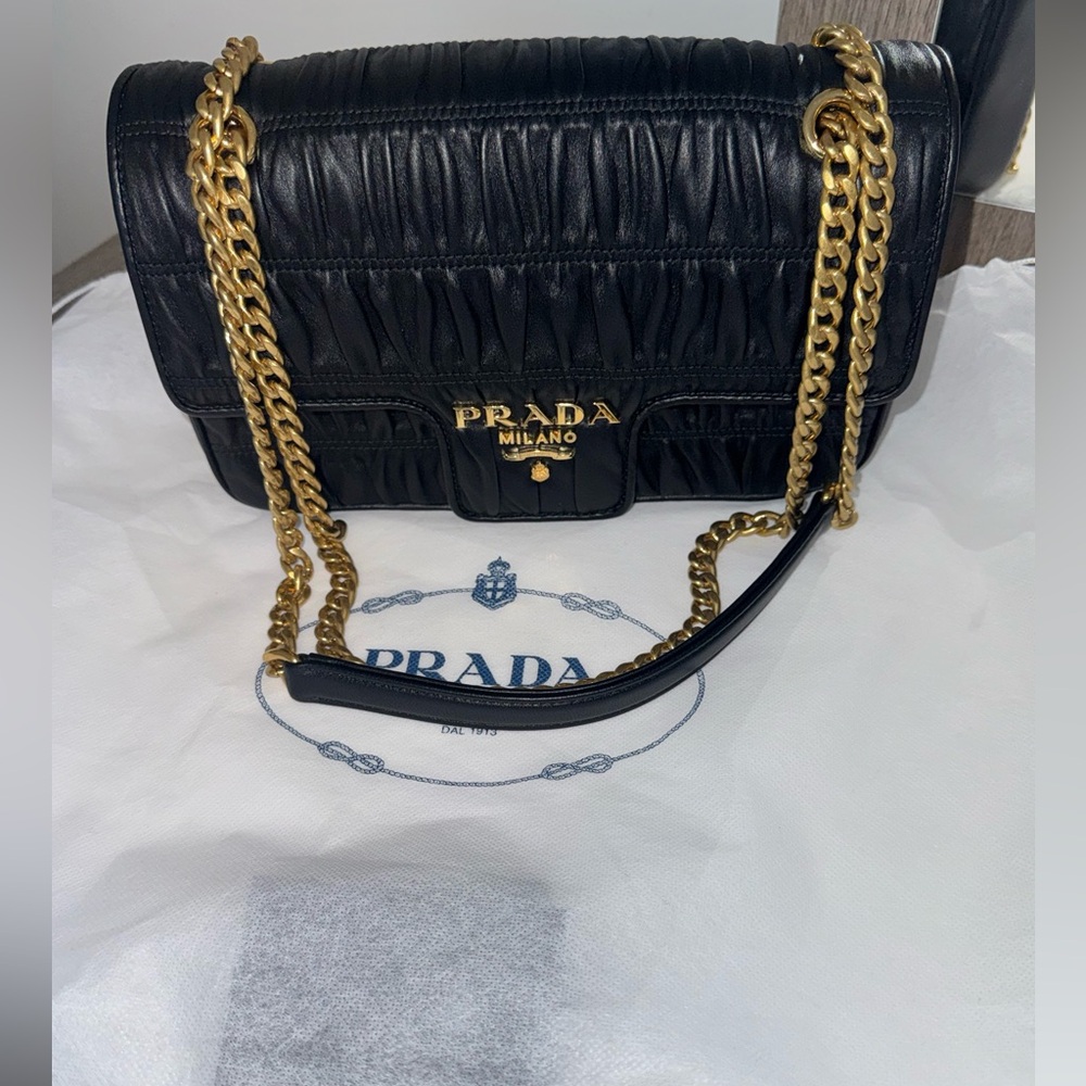PRADA shoulder bag BRAND NEW!!!
Nappa Gaufre Medium Chain Flap Shoulder Bag!